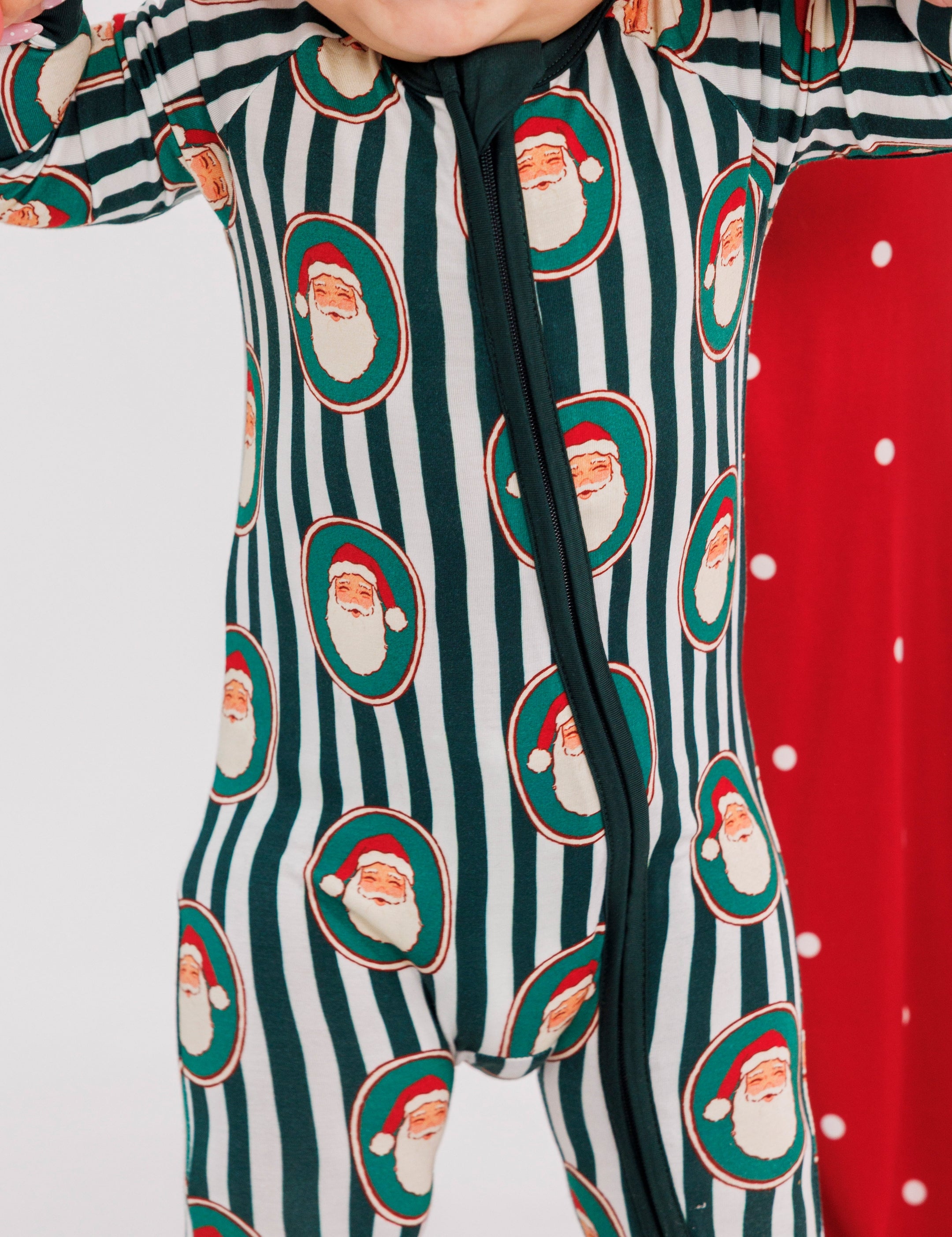 PDP-GreenSanta-Zipper-2_2x_3978a2b0-57c8-4e81-a493-6ba0f31119e2.jpg
