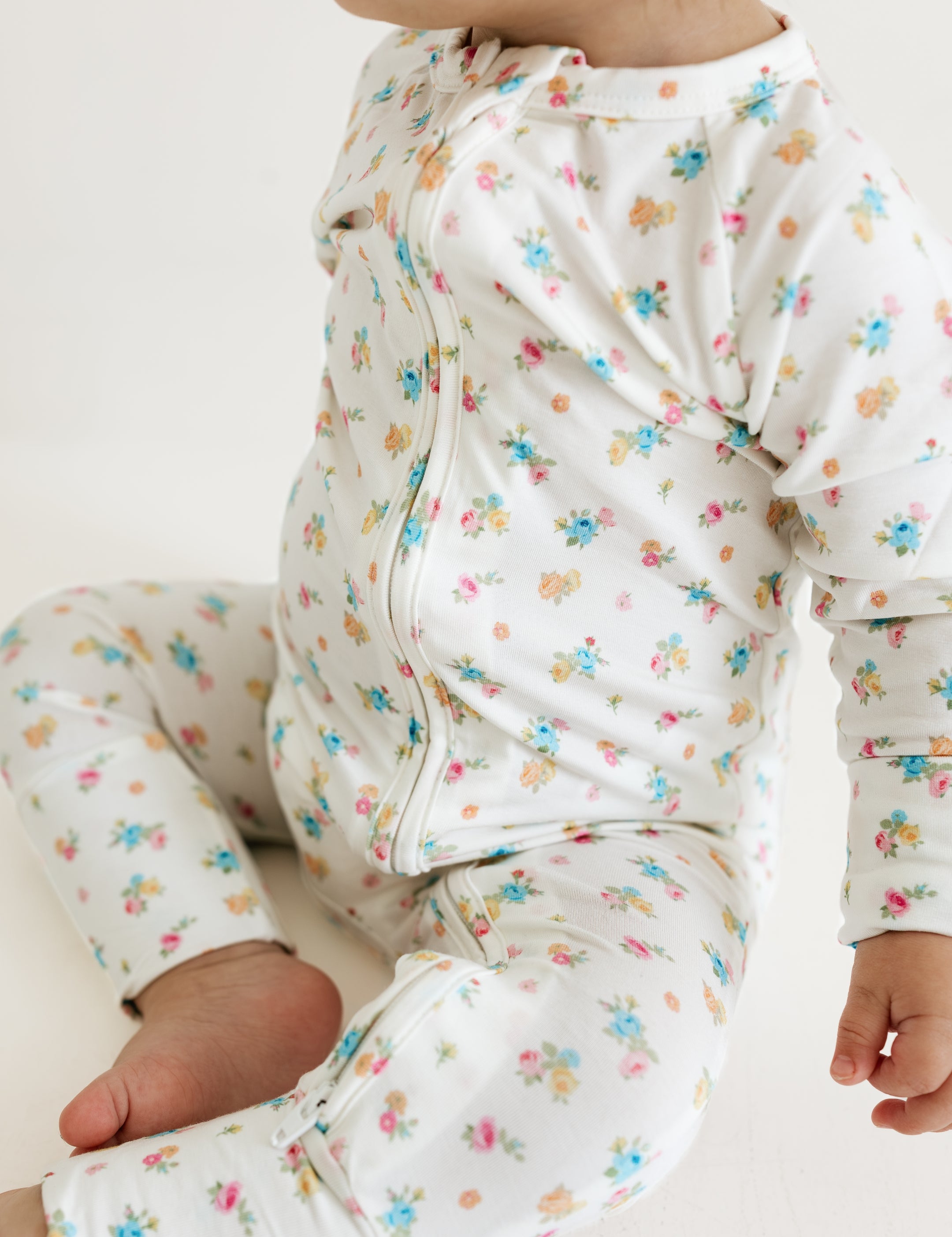 PDP-PoppyWhite-Zipper-2_2x_741aef62-5239-44e5-ba8b-1696594f95a2.jpg
